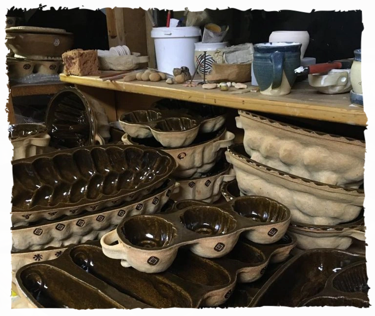 Formy na stole v dílně